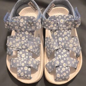 Carters Blue Daisy Sandals, next to new never worn, size toddler 6